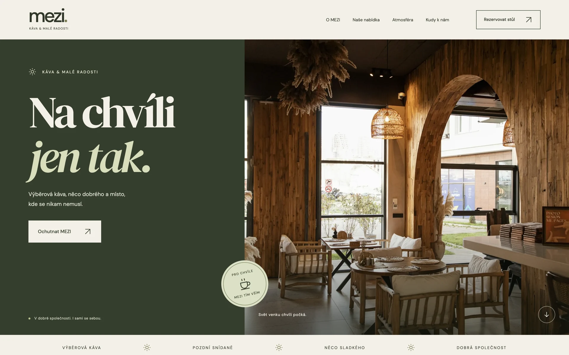 Úvodní stránka kavárenského konceptu MEZI se zelenou typografií a fotografií interiéru.